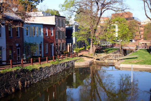 una vista pittoresca delle case e delle chiuse tradizionali sul chesapeake and ohio canal a georgetown - washington street foto e immagini stock