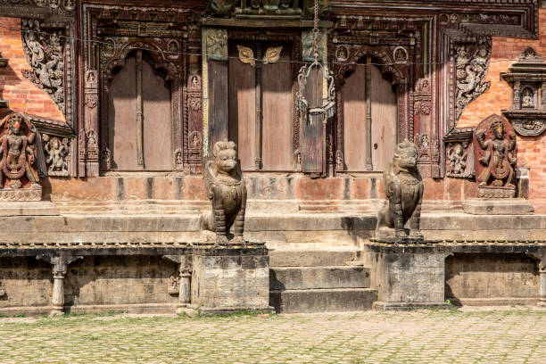 estatuas de garuda en el templo changu narayan. - changu narayan temple fotografías e imágenes de stock