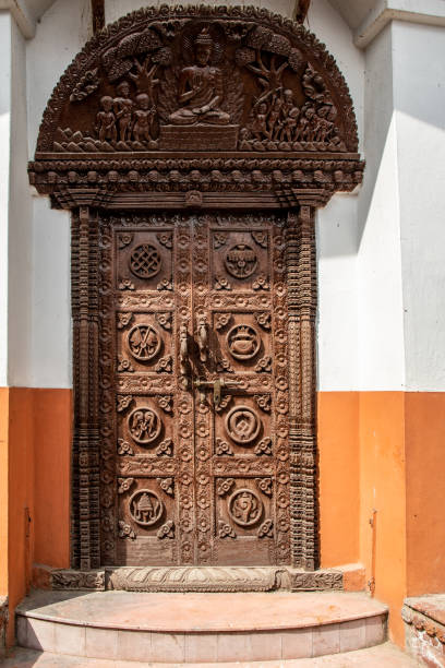 puerta de madera con incrustaciones de un templo bushist - changu narayan temple fotografías e imágenes de stock