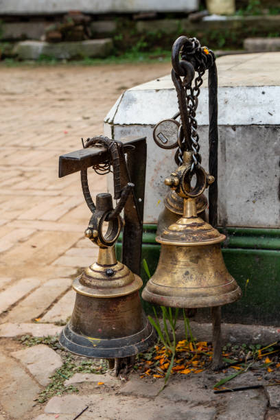 campanas votivas rituales nepalíes - changu narayan temple fotografías e imágenes de stock