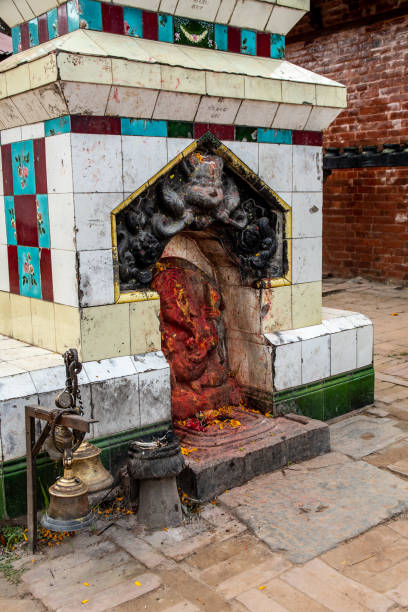 capilla hindú con campanas - changu narayan temple fotografías e imágenes de stock