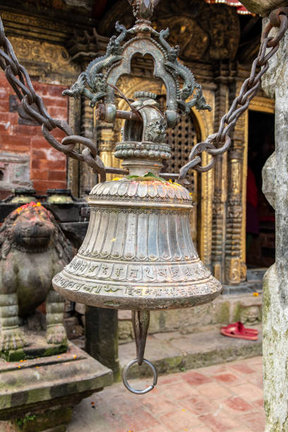 campana votiva ritual nepalí - changu narayan temple fotografías e imágenes de stock