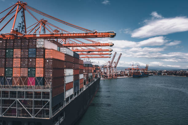 вид с воздуха грузового контейнеровоза в международном порту. - чёрное море стоковые фото и изображения