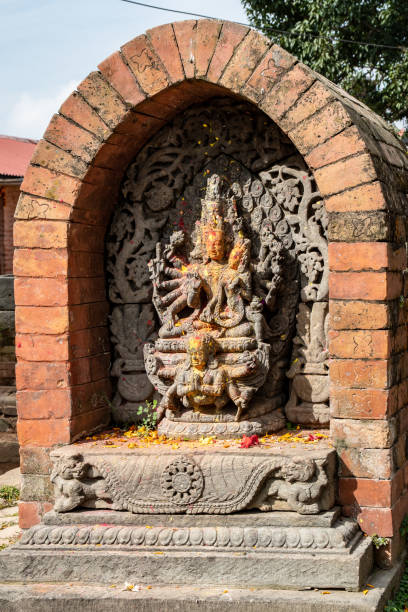 estatua de vishnu con ofrendas votivas - changu narayan temple fotografías e imágenes de stock