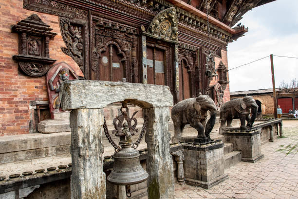 símbolos religiosos en el exterior del templo changu narayan. - changu narayan temple fotografías e imágenes de stock