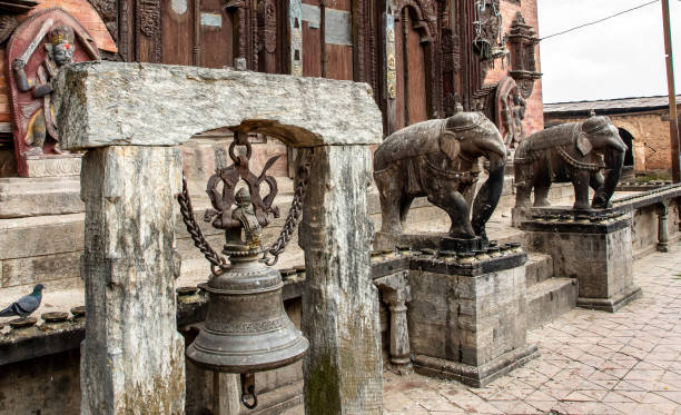 símbolos religiosos en el exterior del templo changu narayan. - changu narayan temple fotografías e imágenes de stock