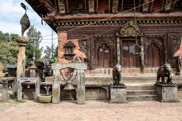 símbolos religiosos en el exterior del templo changu narayan. - changu narayan temple fotografías e imágenes de stock