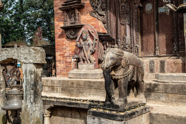 estatua de elefante en el templo changu narayan - changu narayan temple fotografías e imágenes de stock