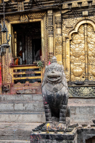 garuda lion en fronte en el templo changu narayan. - changu narayan temple fotografías e imágenes de stock