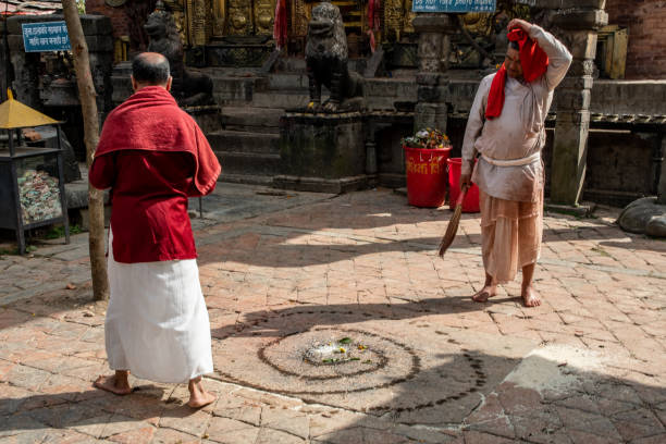 monjes budistas en el templo hindú y budista changu narayan - changu narayan temple fotografías e imágenes de stock