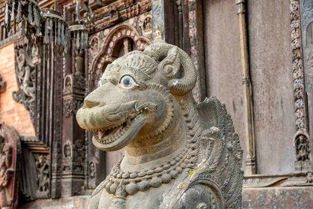 primer plano del león garuda en el templo changu narayan. - changu narayan temple fotografías e imágenes de stock