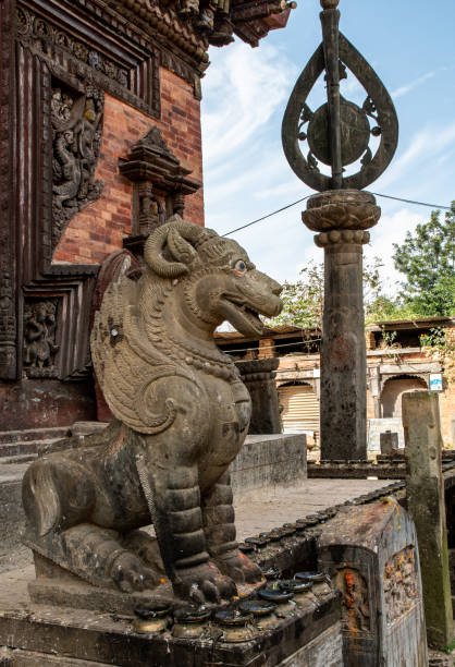 primer plano del león garuda en el templo changu narayan. - changu narayan temple fotografías e imágenes de stock