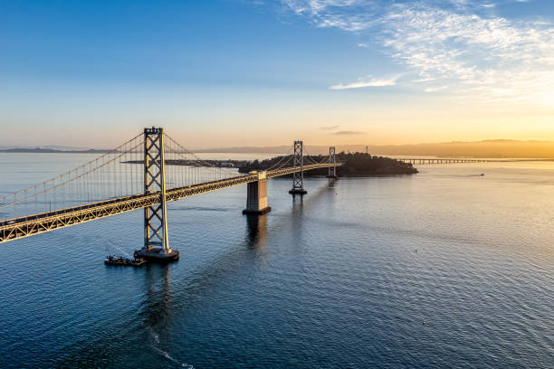 widok z lotu ptaka na panoramę san francisco i bay bridge - treasure island california zdjęcia i obrazy z banku zdjęć