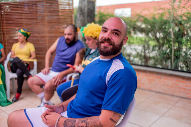 portrait d’un joueur de football lors d’un barbecue - barbecue foot photos et images de collection