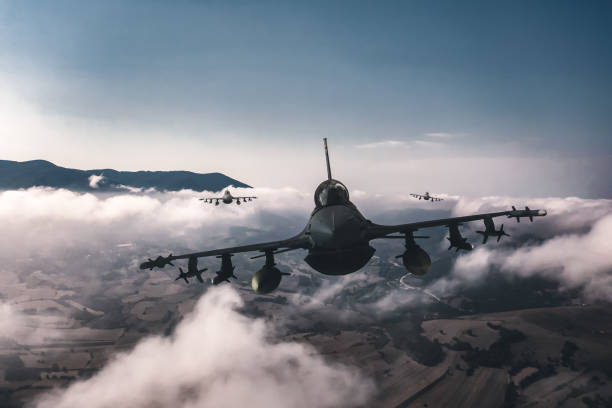 düsenjäger fliegen über die wolken. - f15 stock-fotos und bilder