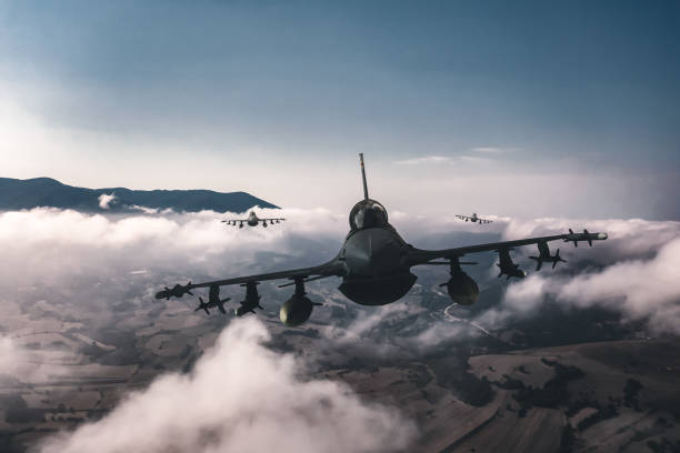 chasseurs à réaction survolant les nuages. - f15 photos et images de collection