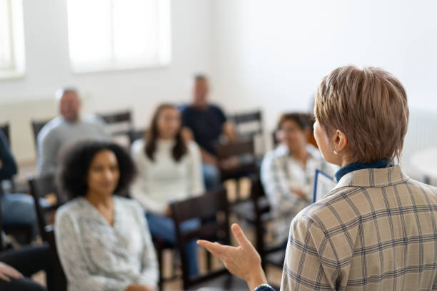 un raduno di persone per un incontro - school talking education course foto e immagini stock