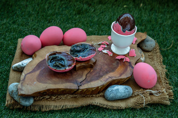 trứng thế kỷ hồng (trứng pidan) còn được gọi là trứng bảo quản, trứng trăm năm, trứng ngàn năm là một sản phẩm thực phẩm được bảo quản của trung quốc và món ngon được làm bằng cách bảo qu� - century egg hình ảnh sẵn có, bức ảnh & hình ảnh trả phí bản quyền một lần