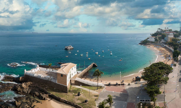 vista aérea de drone da praia do porto da barra em savaldor bahia brasil. - salvador - fotografias e filmes do acervo