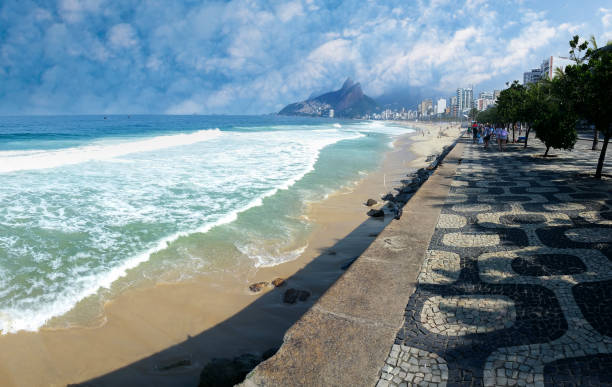 plaża ipanema rio de janeiro w brazylii ze słynnym geometrycznym chodnikiem - rio de janeiro copacabana beach ipanema beach brazil zdjęcia i obrazy z banku zdjęć