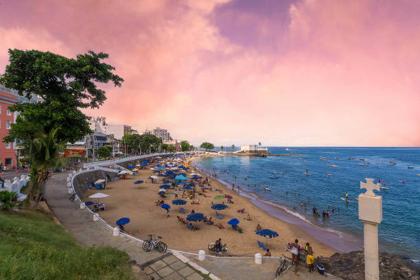 vista da famosa praia do porto da barra em salvador bahia brasil - salvador - fotografias e filmes do acervo