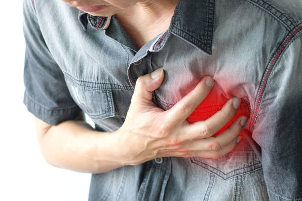 l’homme est malade et souffre et utilise ses mains pour serrer sa poitrine il avait des douleurs thoraciques causées par une crise cardiaque aiguë. concepts médicaux et de santé - human artery photos photos et images de collection