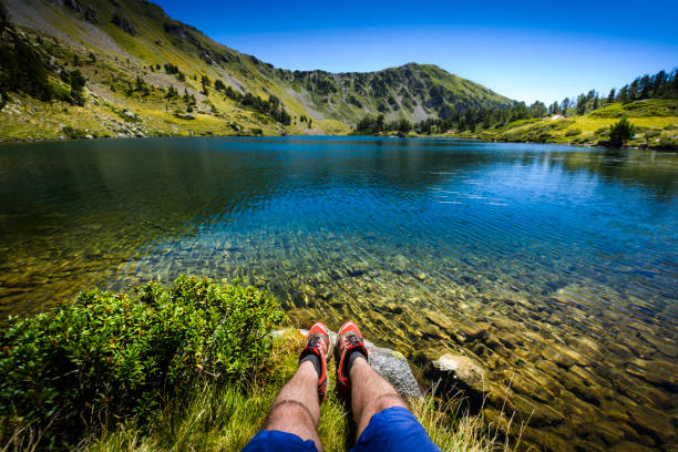 lago y piernas durante el senderismo de montaña en la montaña pirenaica - pyrenean fotografías e imágenes de stock