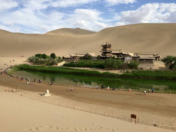 la montaña de arena cantando y la primavera de la luna creciente en dunhuang, china - dunhuang fotografías e imágenes de stock