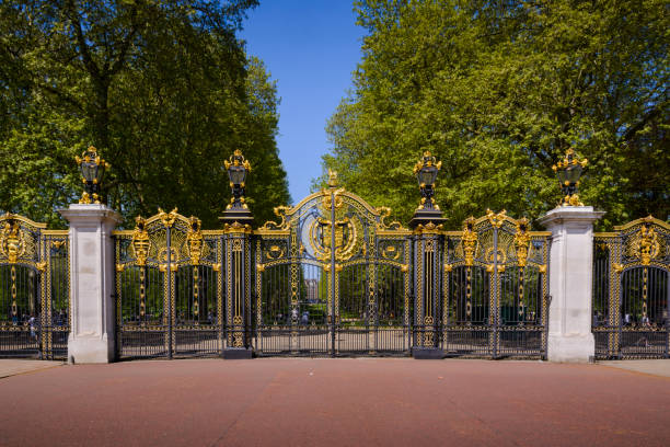сад рядом с букингемским дворцом в лондоне - palace gate стоковые фото и изображения