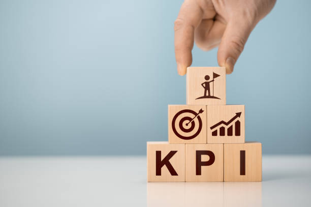 KPI - Key Performance Indicator. Businessman holds cube with KPI icon, KPI key performance indicator increase optimisation business. Business planning and measure success, target achievement. kpi - indicador clave de rendimiento. el empresario sostiene un cubo con el icono de kpi, los objetivos comerciales, los resultados de rendimiento y los indicadores. evaluación de objetivos y números analíticos para la gestión de kpi de marketing