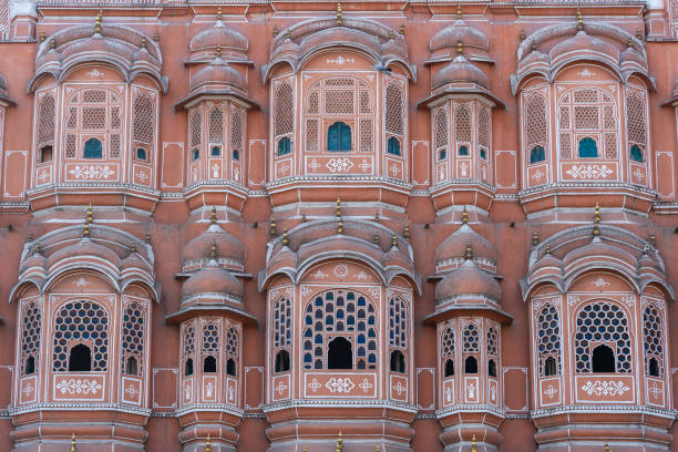 hawa mahal, palais rose des vents dans la vieille ville de jaipur, rajasthan, inde. contexte de l’architecture indienne - pink buildings photos et images de collection