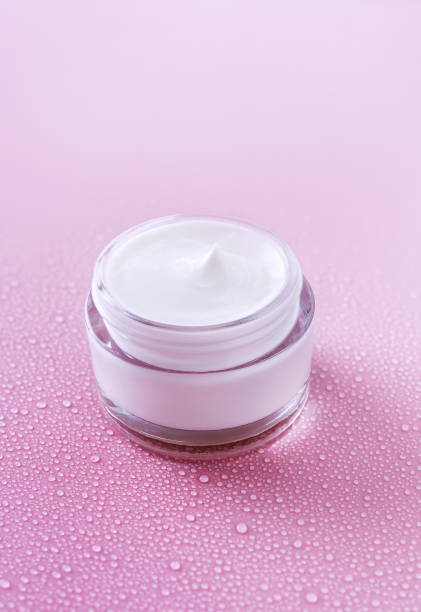 istock cream jar on pink background with water drops 1393749396