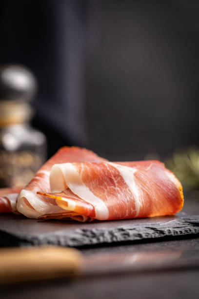 jamón schwarzwald en rodajas. jamón serrano seco. - jamón de parma fotografías e imágenes de stock