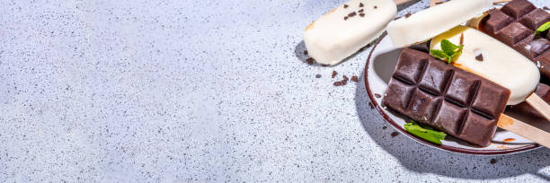 ghiaccioli al cioccolato e vaniglia - yoghurt coated foto e immagini stock