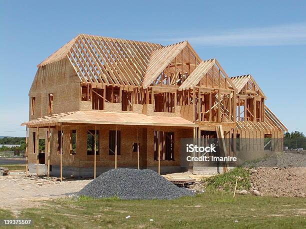 Haus Im Bau Stockfoto und mehr Bilder von Balkengerüst - Balkengerüst, Baugewerbe, Bauholz