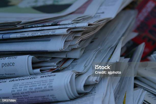 Jornal 3065 - Fotografias de stock e mais imagens de Dobrado - Dobrado, Fotografia - Imagem, Horizontal