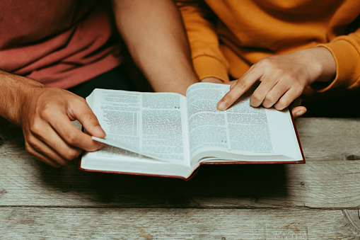 Las parejas cristianas leen y estudian la Biblia en casa o en la escuela dominical. Lecturas dominicales, espiritualidad y religión Concepto. photo