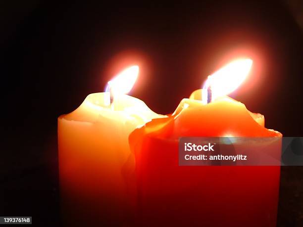 Tre Candele - Fotografie stock e altre immagini di Bruciare - Bruciare, Calore - Concetto, Candela - Attrezzatura per illuminazione