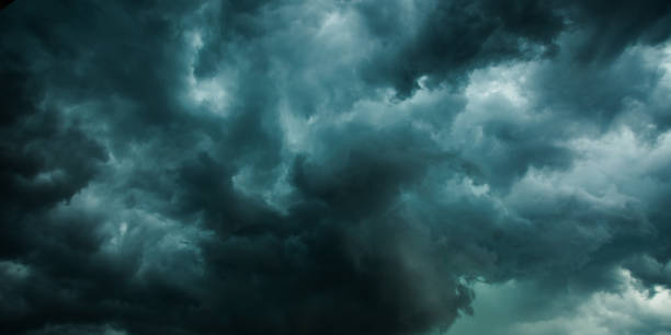 cielo oscuro y dramático. nube aterradora. peligroso fondo del cielo clima lluvioso. lluvia de verano. fondo de la naturaleza. tiempo de lluvia - storm cloud storm dramatic sky hurricane fotografías e imágenes de stock