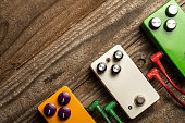 drei-gitarrenpedale-auf-holzboden-flach-