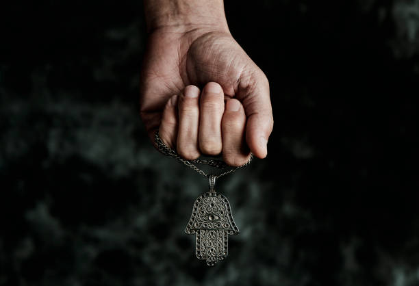 homem segurando um amuleto hamsa ou mão de fátima - hamsa - fotografias e filmes do acervo