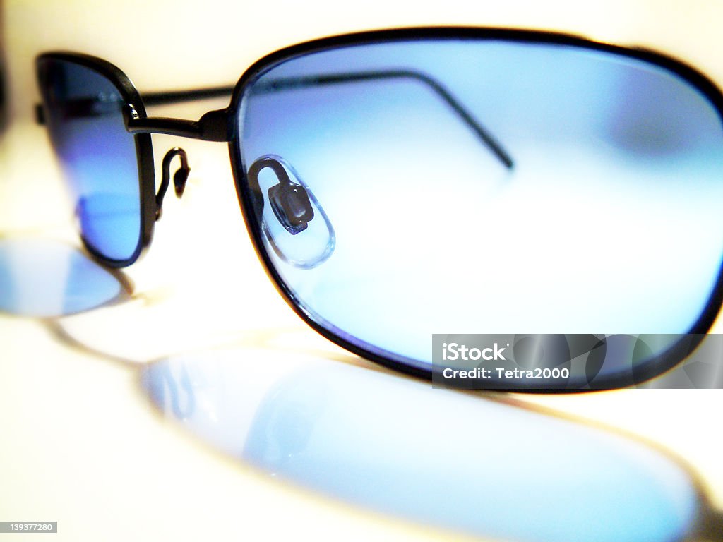 Niebieski okulary przeciwsłoneczne - Zbiór zdjęć royalty-free (Bliskie zbliżenie)