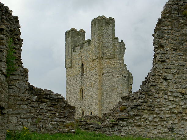 istock Ruined English Castle 139377527