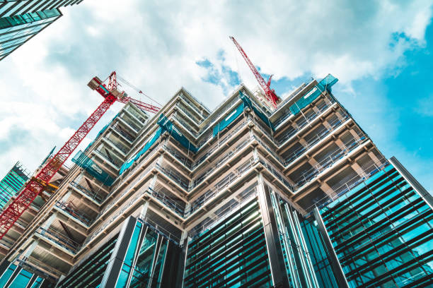 sviluppo nel centro di londra - steel construction site construction glass foto e immagini stock