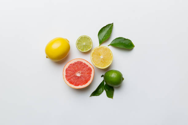 과일 배경. 컬러 테이블에 다채로운 신선한 과일. 오렌지, 레몬, 자몽 텍스트 건강한 개념을위한 공간. 플랫 레이, 상단보기, 복사 공간 - citrus fruit 뉴스 사진 이미지