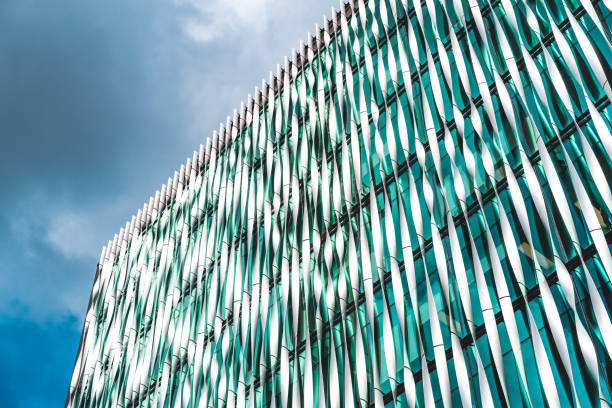 kommerzielle wolkenkratzer in der stadt london - glass wall office building abstract stock-fotos und bilder