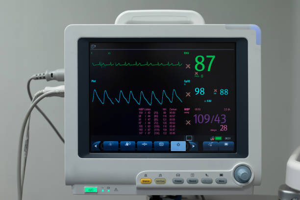 monitorización del corazón del paciente en intensivo - human heart surveillance computer monitor pulse trace fotografías e imágenes de stock