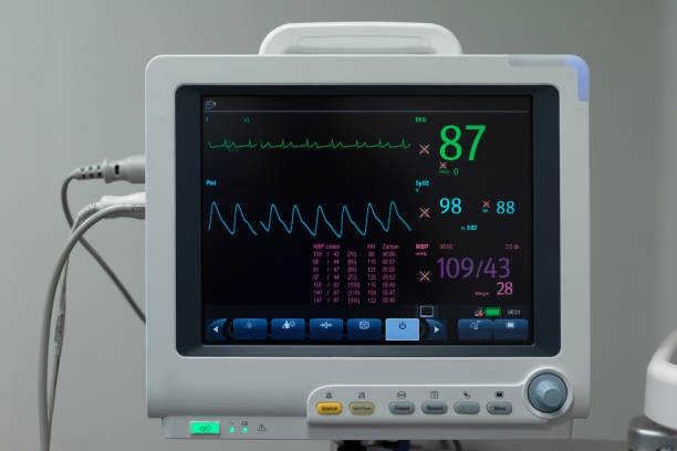 集中的に患者の心臓の監視 - human heart surveillance computer monitor pulse trace ストックフォトと画像
