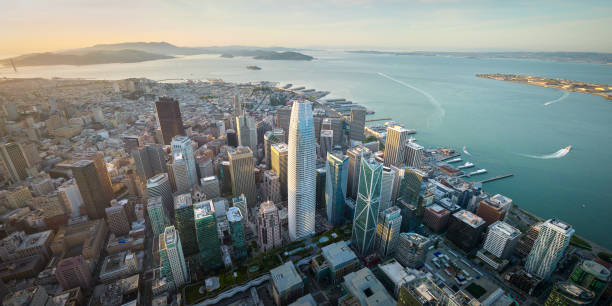 panorama-stadtbild aus der luft auf die skyline von san francisco - san francisko stock-fotos und bilder