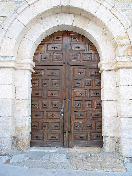 puerta de iglesia del espíritu santo, zamora, españa - mistic fotografías e imágenes de stock